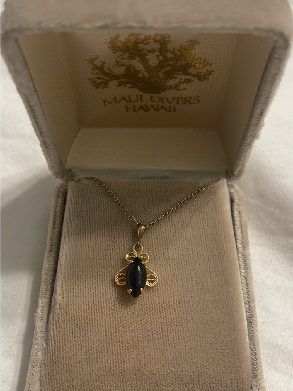 MAUI DIVERS HAWAII Gold Vintage Pendant Necklace with Coral Stone
